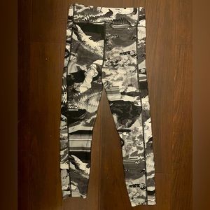 NEVER WORN, Under Amour athletic leggings.